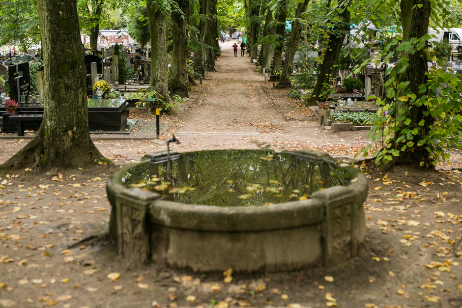 Na zdjęciu widoczna jest studnia z wodą na cmentarzu