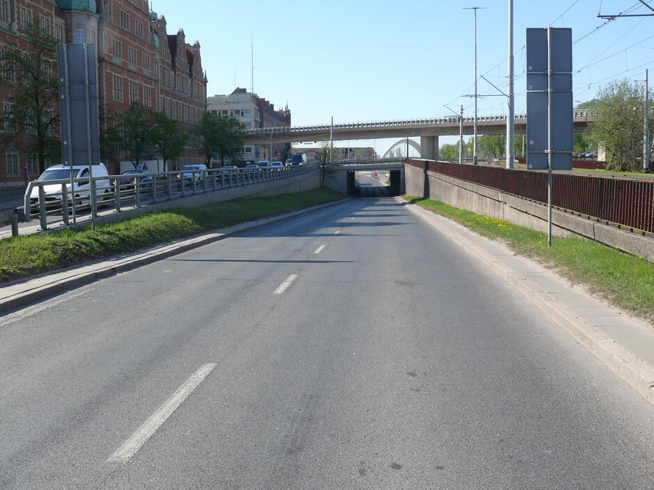 Na zdjęciu widoczny jest mur oporowy wzdłuż ul. Okopowej
