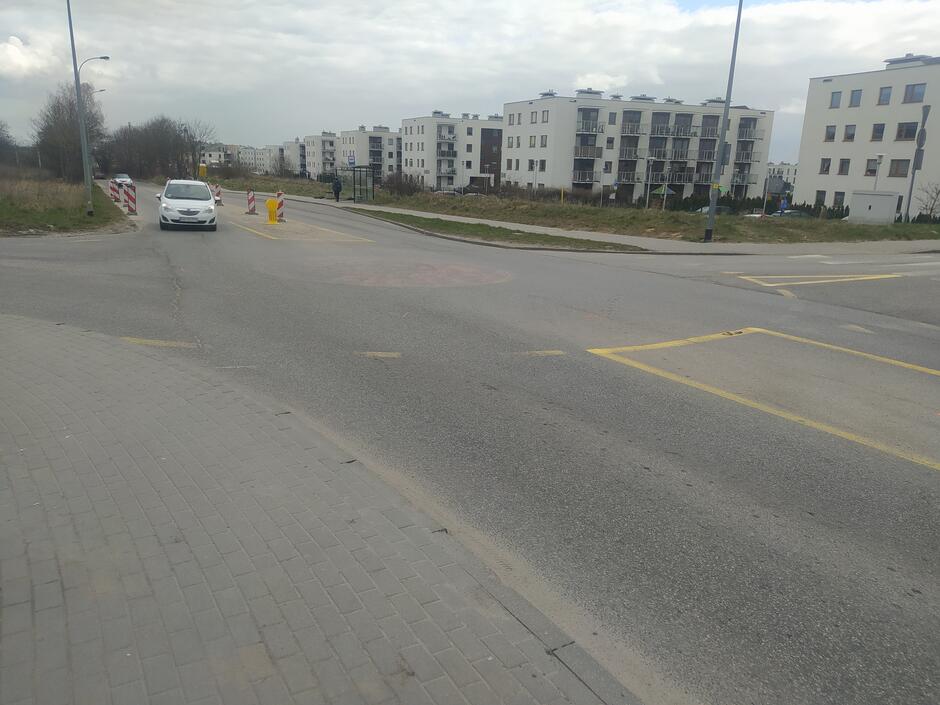Na zdjęciu widoczne jest rondo u zbiegu ulic Jabłoniowej, Leszczynowej i Turzycowej