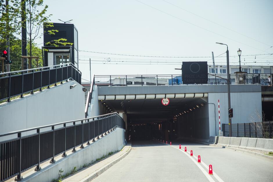Na zdjęciu widoczny jest wjazd do tunelu w ciągu ul. Nowe Podwale Grodzkie