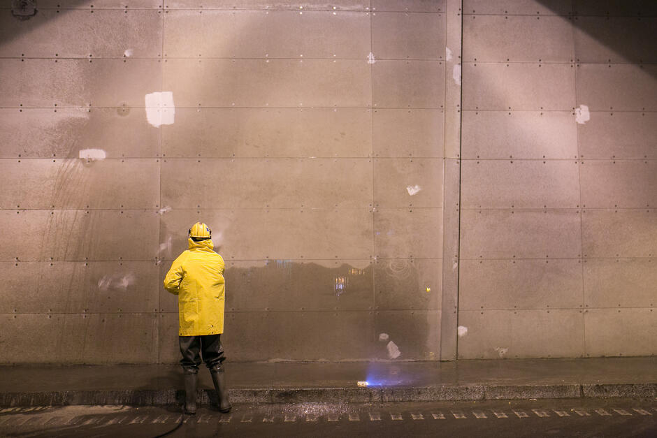 Na zdjęciu widoczny jest pracownik myjący myjką ciśnieniową ścianę tunelu pod Martwą Wisłą