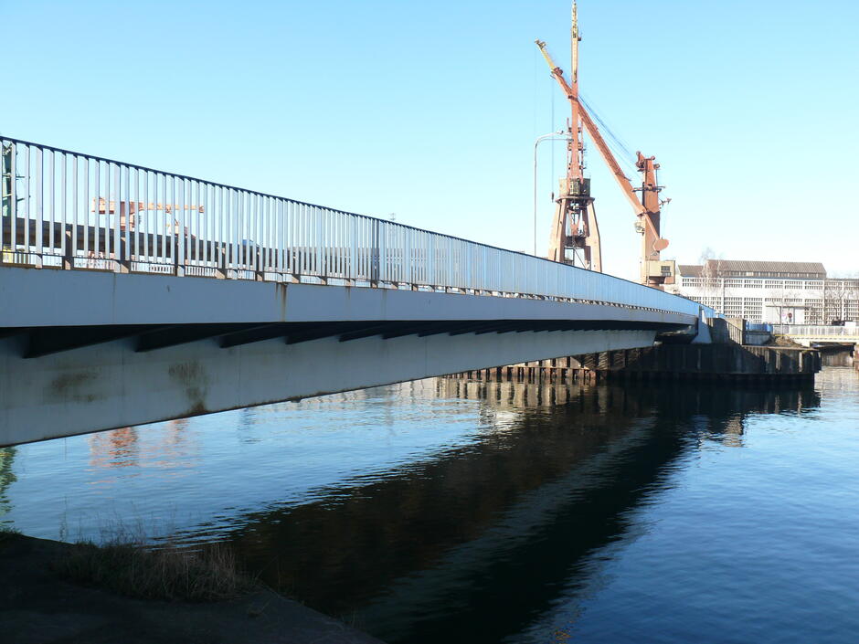 Na zdjęciu widoczny jest most w ciągu ul. Na Ostrowiu