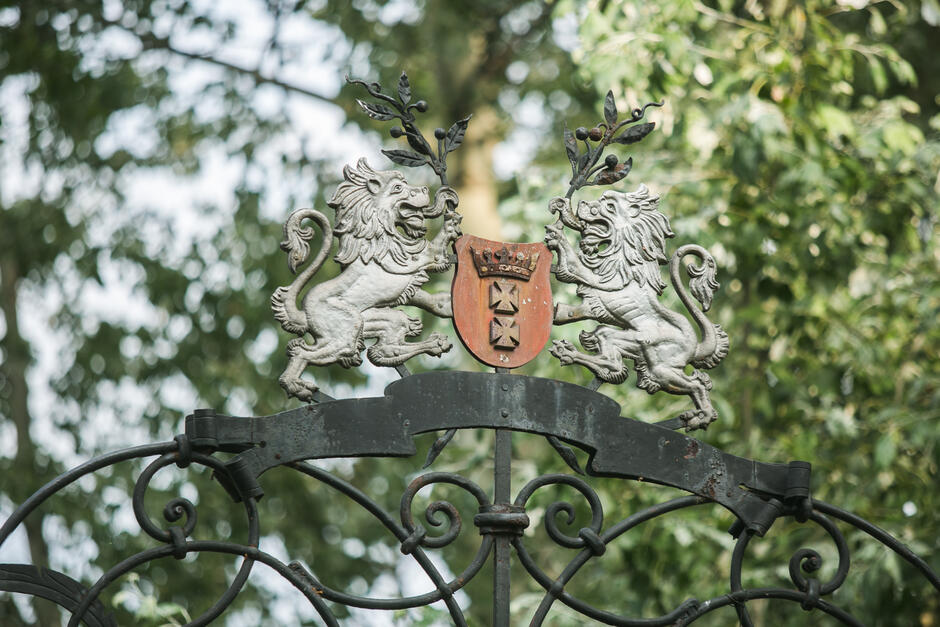 Na zdjęciu widoczny jest ozdobny element z herbem Gdańska na kładce Mały Błędnik