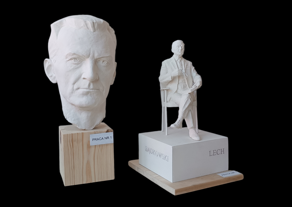 Na zdjęciu widoczny jest model pomnika oraz głowy rzeźby Lecha Bądkowskiego