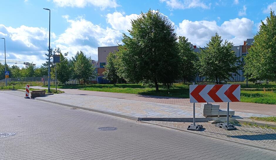 Na zdjęciu widoczny jest budowany przystanek autobusowy na ul. Człuchowskiej