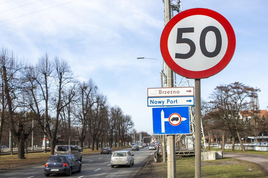 Na zdjęciu widoczny jest znak ograniczenia prędkości do 50 km/h ustawiony na al. Zwycięstwa przy budynku Opery Bałtyckiej