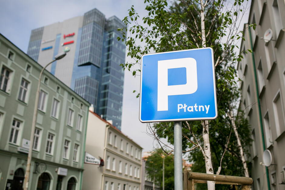 Na zdjęciu widoczny jest znak drogowy - parking płatny