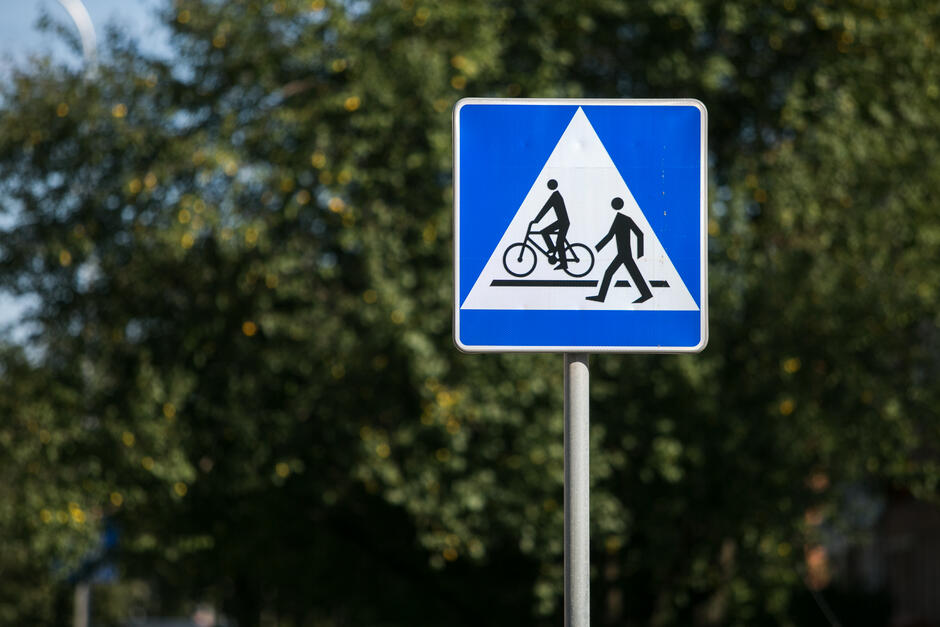 Na zdjęciu widoczny jest znak drogowy - przejście dla pieszych i przejazd rowerowy