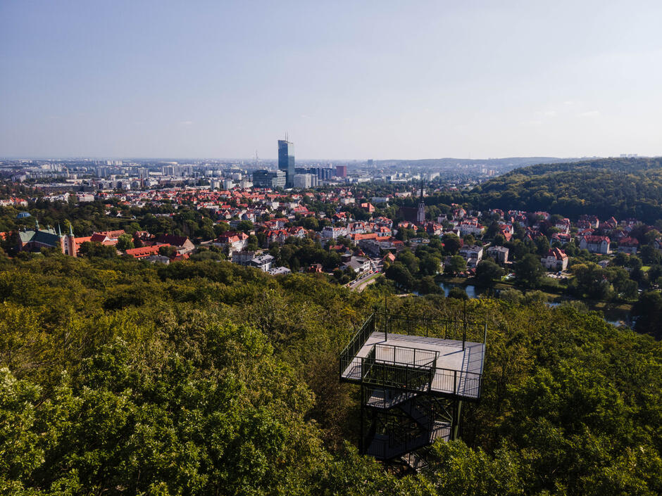 Na zdjęciu widoczna jest panorama Gdańska z lotu ptaka znad wieży widokowej Pachołek w Oliwie