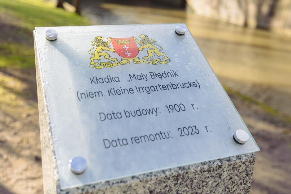 Pamiątkowa tablica z datami powstania i remontu kładki Mały Błędnik