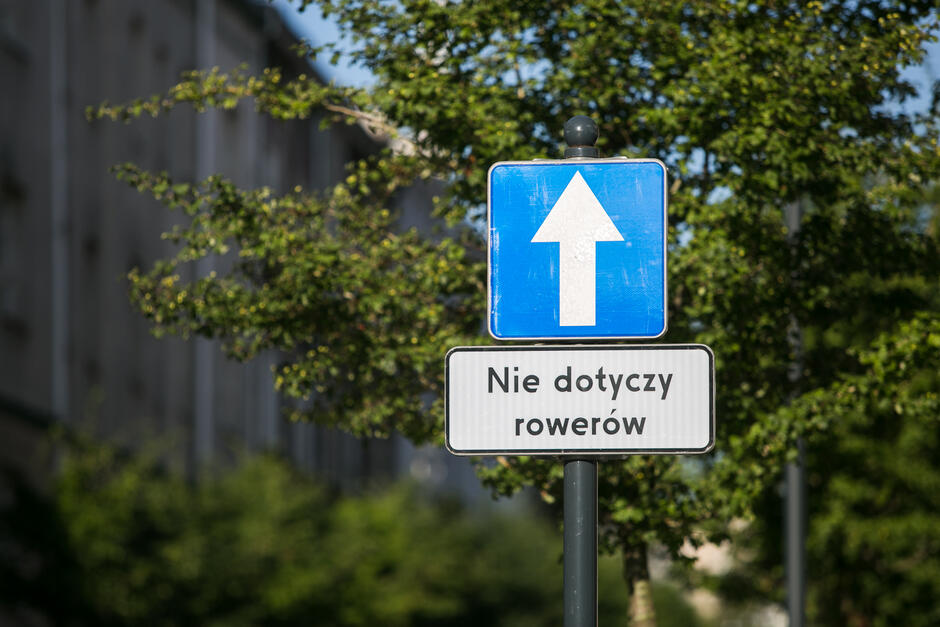 Na zdjęciu widoczny jest znak droga jednokierunkowa  z tabliczką  nie dotyczy rowerów 