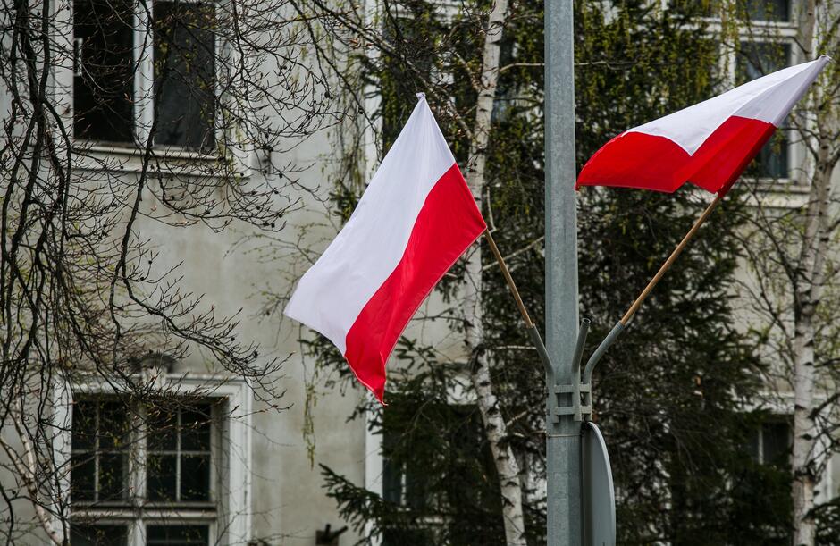 Na zdjęciu widnieją dwie flagi Polski.