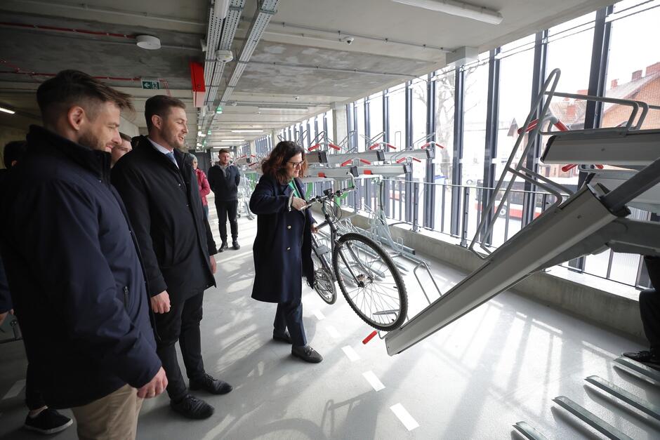 Prezydent Gdańska Aleksandra Dulkiewicz parkuje rower na parkingu kubaturowym