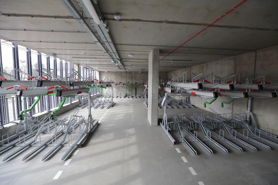 Wnętrze parkingu kubaturowego dla rowerów przy dworcu PKP we Wrzeszczu
