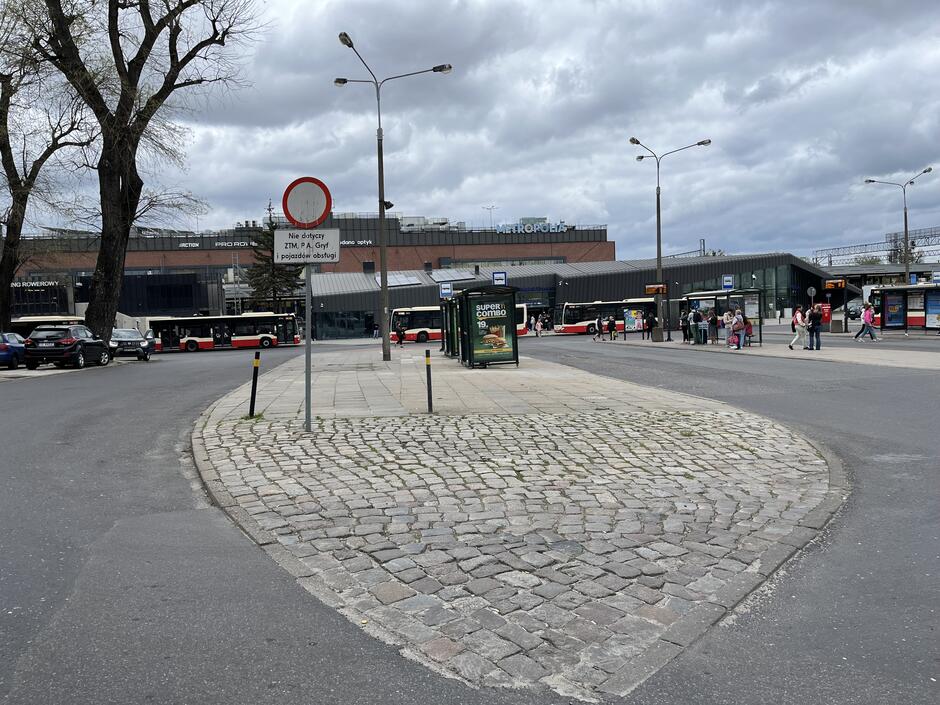 Na zdjęciu widoczna jest wyspa peronu przystankowego na pętli autobusowe przy dworcu kolejowym PKP we Wrzeszczu
