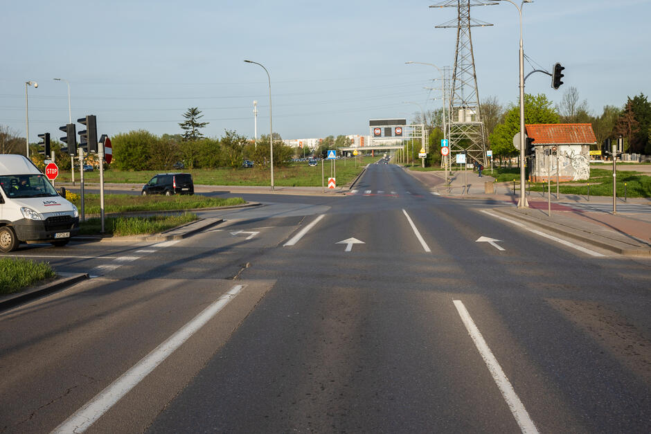 Na zdjęciu widoczne jest skrzyżowanie al. Armii Krajowej z widocznymi pasami do jazdy prosto oraz w lewo w al. Havla