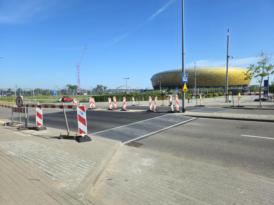 Wyniesione przejście dla pieszych na ul. Żaglowej między Amber Expo a Polsat Plus Areną Gdańsk