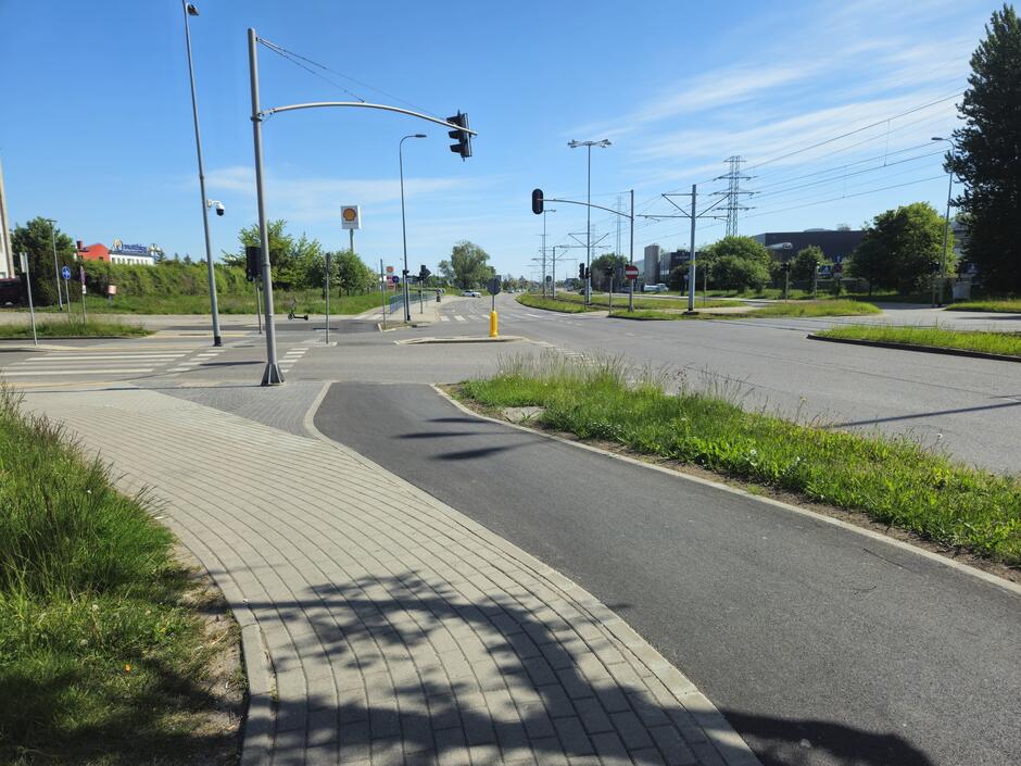 Na zdjęciu widoczny jest przebieg drogi rowerowej na skrzyżowaniu ul. Żaglowej z ul. Marynarki Polskiej