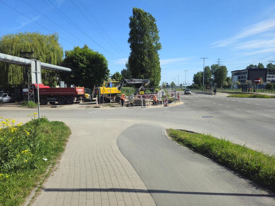 Na zdjęciu widoczne jest skrzyżowanie ul. Narwickiej z ul. Marynarki Polskiej, gdzie rozpoczęły się prace drogowe. Widoczna jest koparka