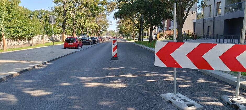 Nowa nawierzchnia na przebudowywanym odcinku ul. Chrobrego