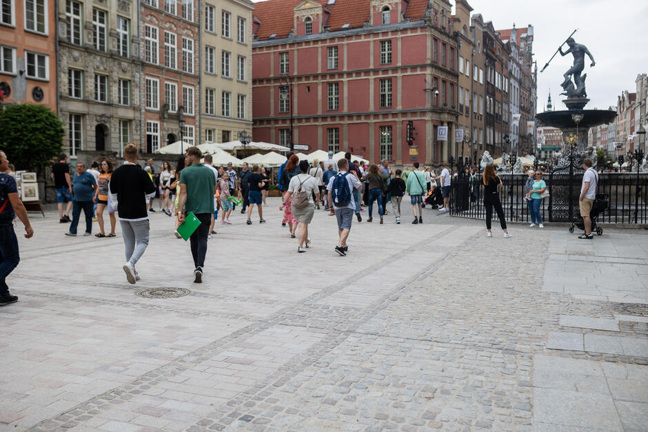 Nawierzchnia przy Fontannie Neptuna zostanie zastąpiona nową kostką kamienną.