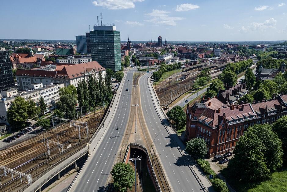 Na zdjęciu widoczny jest wiadukt Błędnik z lotu ptaka. Po lewej widoczny budynek biurowca "Zieleniak"