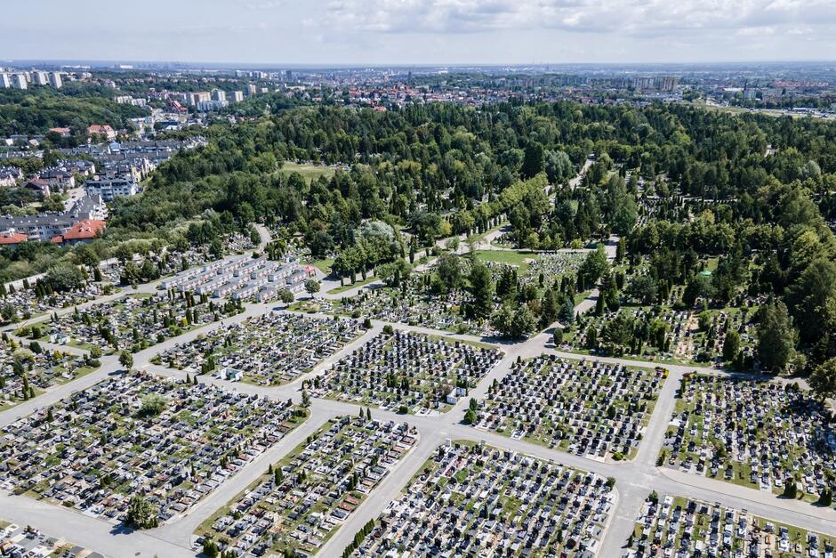 Na zdjęciu widoczny jest Cmentarz Łostowicki z lotu ptaka