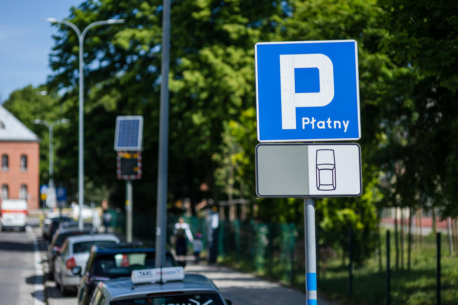 Na zdjęciu widoczny jest znak drogowy parking płatny 