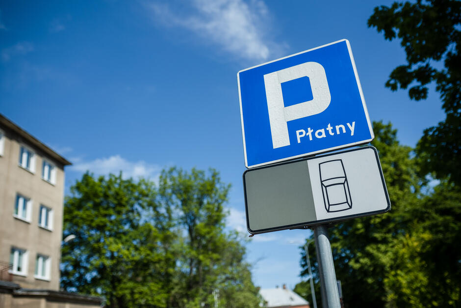 Na zdjęciu widoczny jest znak drogowy Parking płatny 