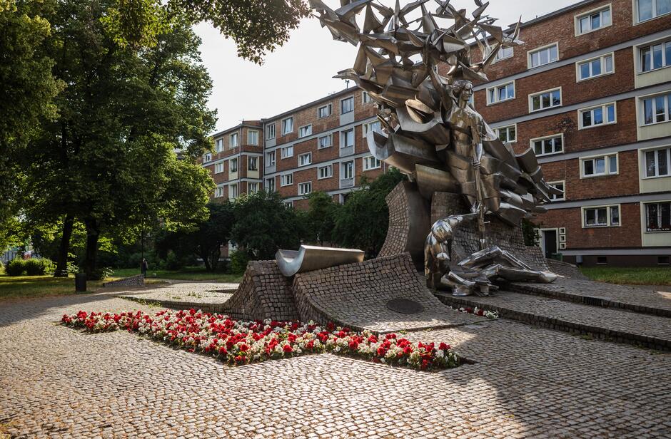 Biało-czerwone begonie przy Pomniku Obrońców Poczty Polskiej.