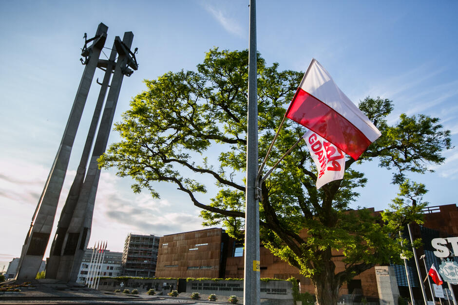 Pomnik Poległych Stoczniowców przy Placu Solidarności.