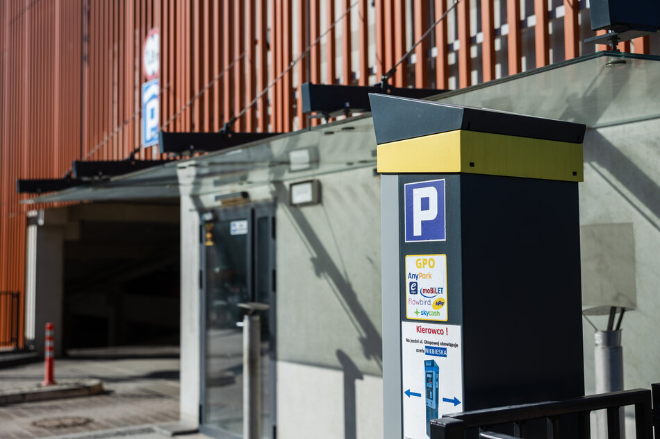 Na zdjęciu widoczny jest parkometr ustawiony tuż przy parkingu kubaturowym na ul. Okopowej