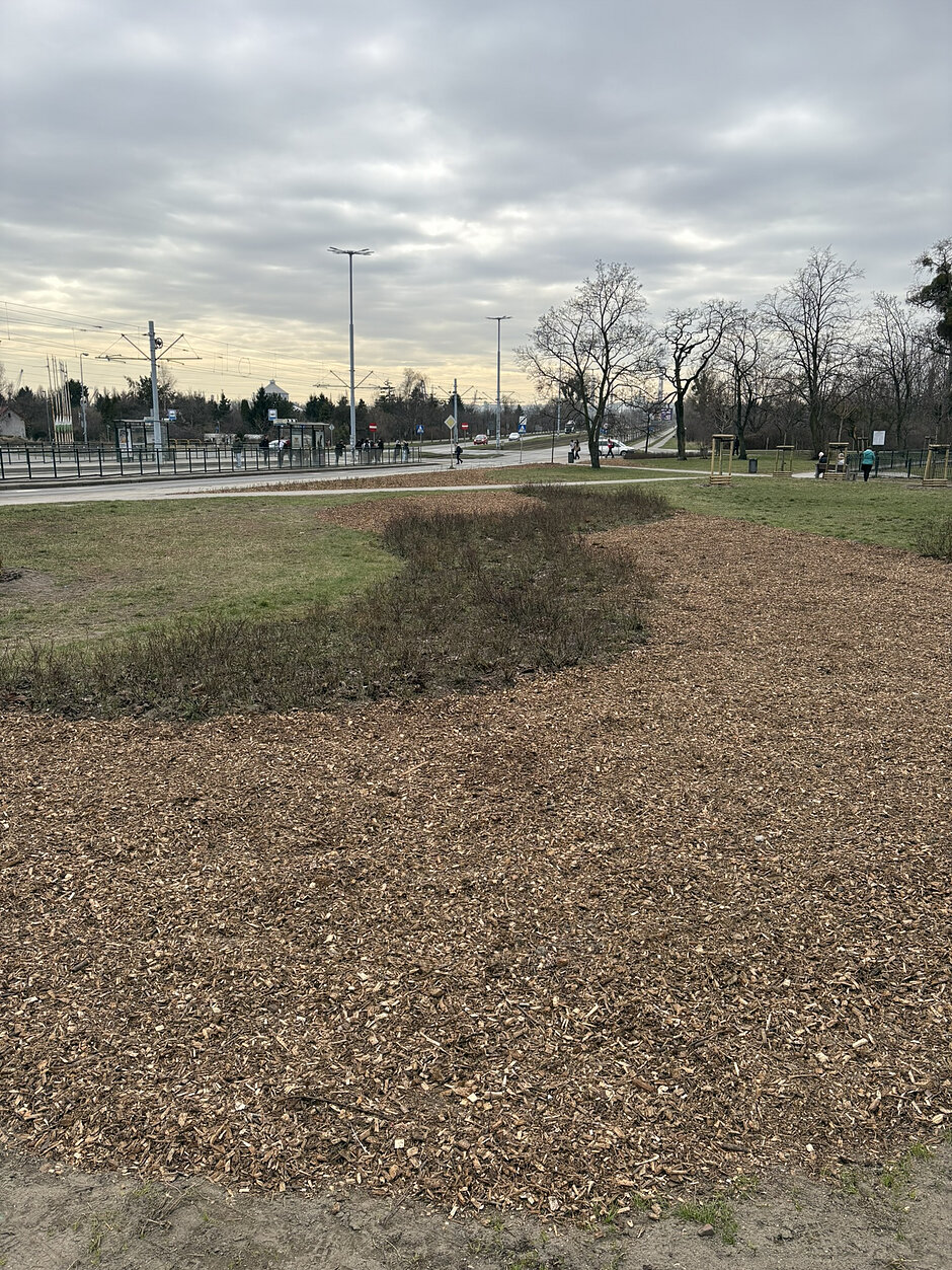 Na zdjęciu widać Plac Przyjaciół z wykonaną nową rabatą oraz w tle ul. Marynarki Polskiej