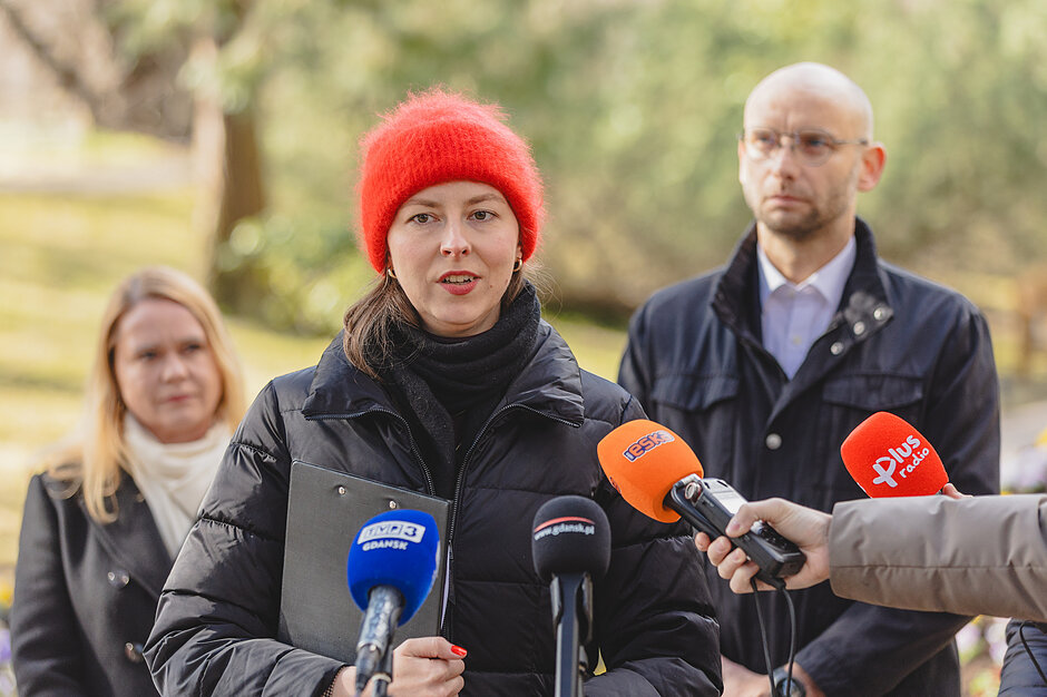 O wiosennych porządkach na terenach zielonych na konferencji prasowej opowiadali: Barbara Tusk-Krajewska, dyrektorka Gdańskiego Zarządu Zieleni, Anna Wołodźko, dyrektor Wydziału Gospodarki Komunalnej Urzędu Miejskiego w Gdańsku oraz Piotr Kryszewski, dyrektor zarządzający ds. zielonego Gdańska