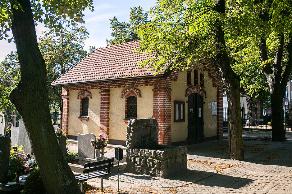 Na zdjęciu widoczna jest studnia na cmentarzu w Nowym Porcie