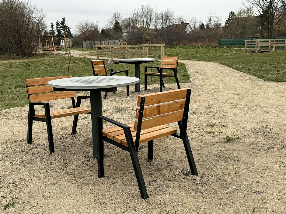 Na zdjęciu widać nowe elementy infrastruktury - stoliki szachowe i siedziska.