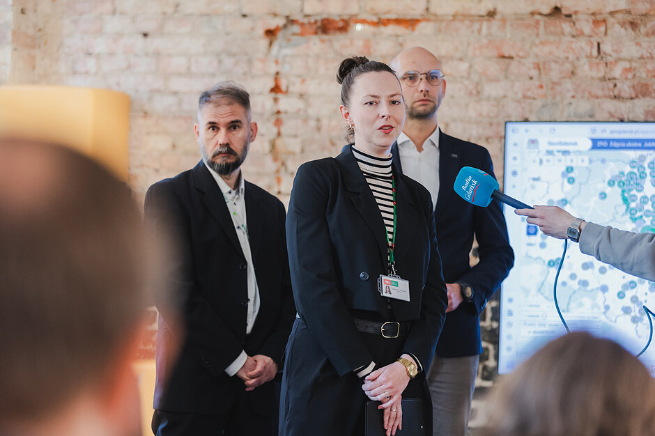 O warstwie Gdańskiej Zieleni w portalu GeoGdańsk podczas konferencji prasowej opowiedzieli: Barbara Tusk, dyrektorka Gdańskiego Zarządu Zieleni, Piotr Kryszewski, Dyrektor Zarządzający ds. Zielonego Gdańska (z prawej) oraz Adam Rodziewicz, zastępca dyrektora Wydziału Geodezji Urzędu Miejskiego w Gdańsku
