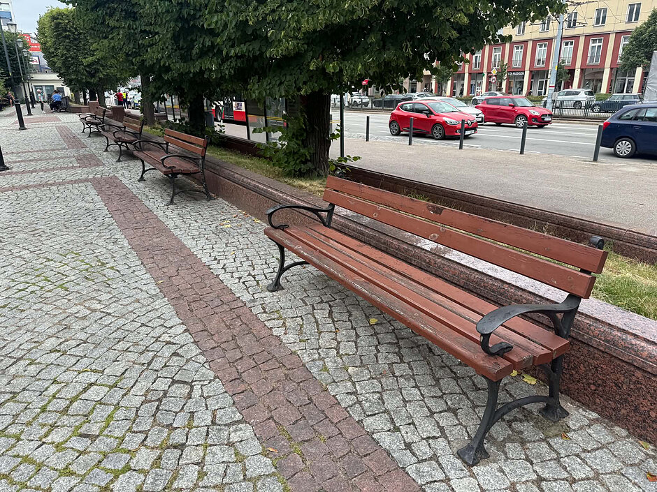 Na zdjęciu widoczne są ławki zlokalizowane pod CH Manhattan, które zostaną zdemontowane i odnowione. 
