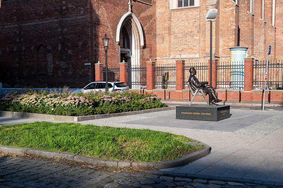 Na zdjęciu widoczne jest pomnik Lecha Bądkowskiego, wokół którego zostaną wykonane rozbruki