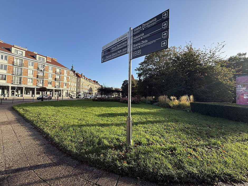Na zdjęciu widoczny jest fragment Placu Kobzdeja, gdzie posadzone zostaną drzewa, krzewy i byliny