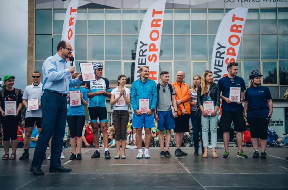 Rok 2015 - pierwsza duża ceremonia wręczenia nagród w European Cycling Challenge Kręć kilometry dla Gdańska. Prezydent Gdańska Paweł Adamowicz zaprasza na scenę kolejnych laureatów. Gala odbyła się w trakcie Wielkiego Przejazdu Rowerowego
