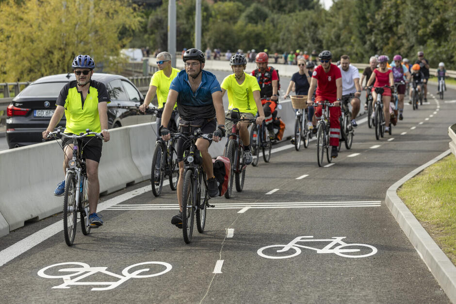 Grupa rowerzystów na nowej trasie rowerowej w al. Armii Krajowej