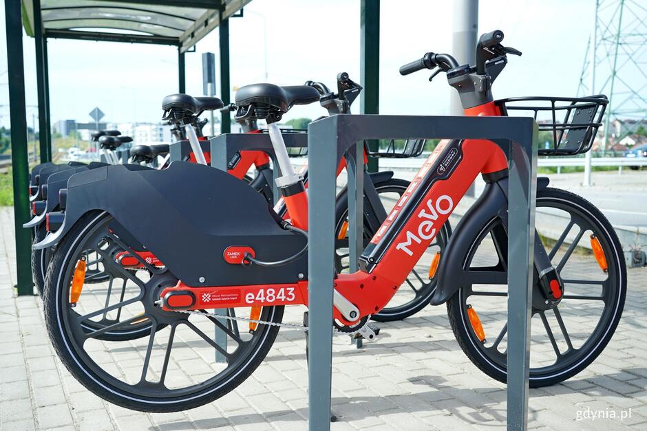 Stacja z czerwonymi rowerami MEVO, które są zaparkowane