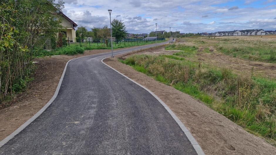Droga dla pieszych i rowerów wraz z oświetleniem, w okolicy zabudowy jednorodzinnej oraz pól