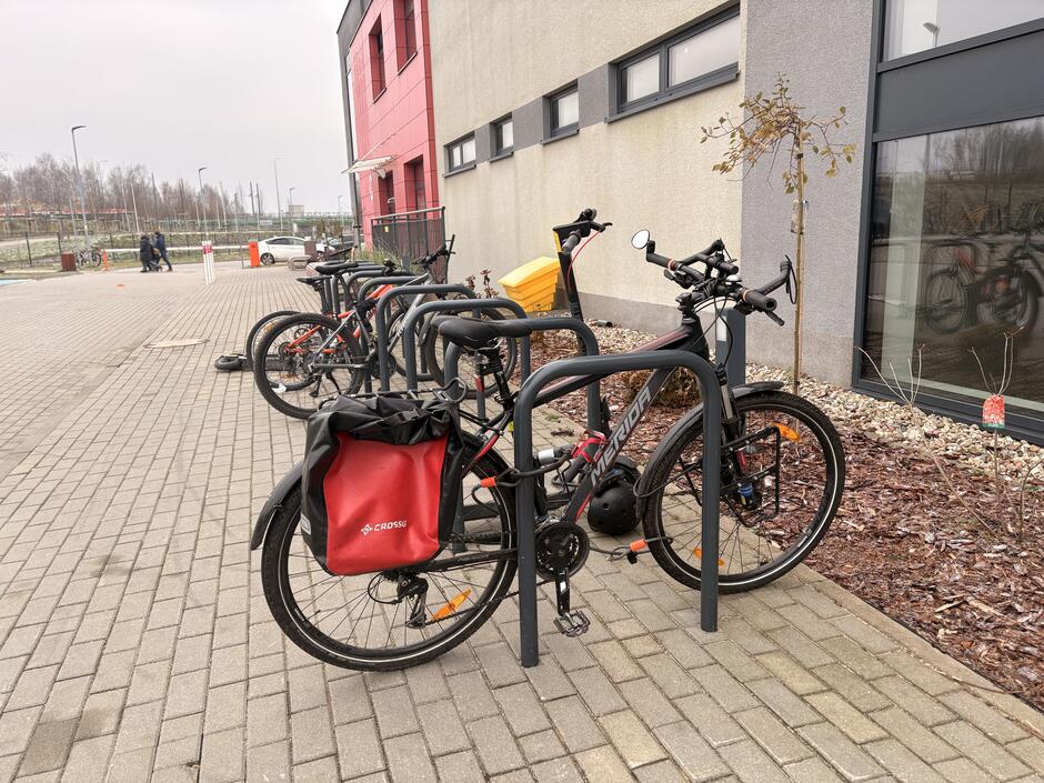 Parking rowerowy na chodniku, pod budynkiem Zespołu Szkolno Przedszkolnego nr 6 na Jasieniu