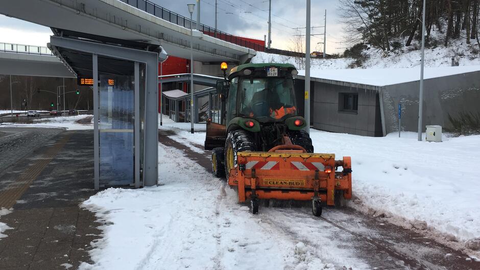 Ulica Franciszka Rakoczego, w okolicy stacji PKM Brętowo. Traktor odśnieża drogę rowerową w okolicy przystanku autobusowego.