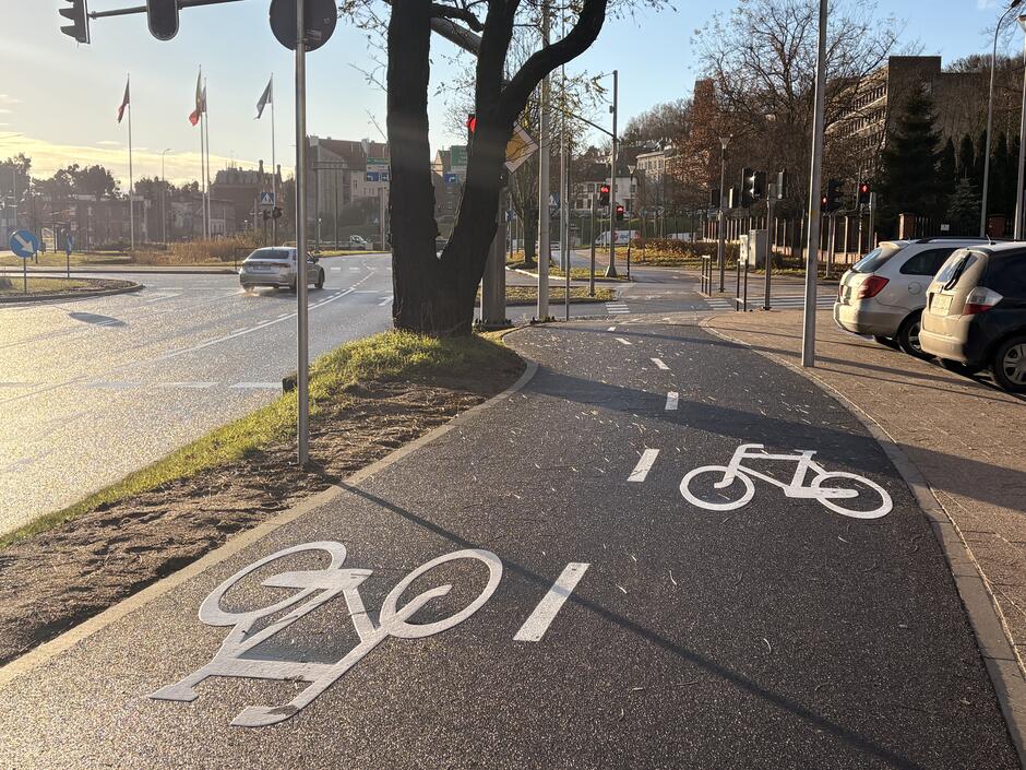 Widok na nową drogę rowerową wzdłuż ul. 3 Maja 