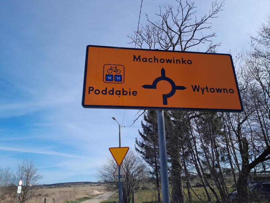 pomarańczowy drogowskaz na trasie EV13