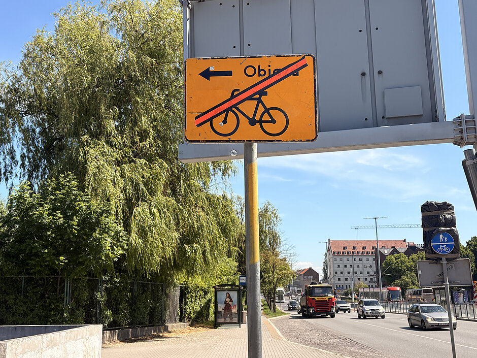 Znak objazdu dla rowerzystów na ul. Podwale Przedmiejskie