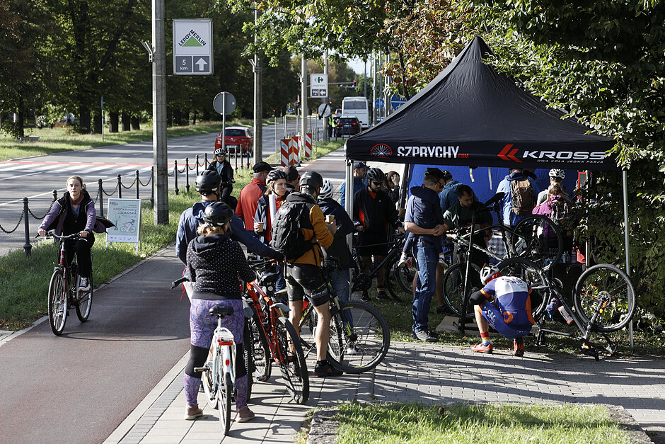 Zdjęcie przedstawia drogę rowerową oraz serwis rowerowy
